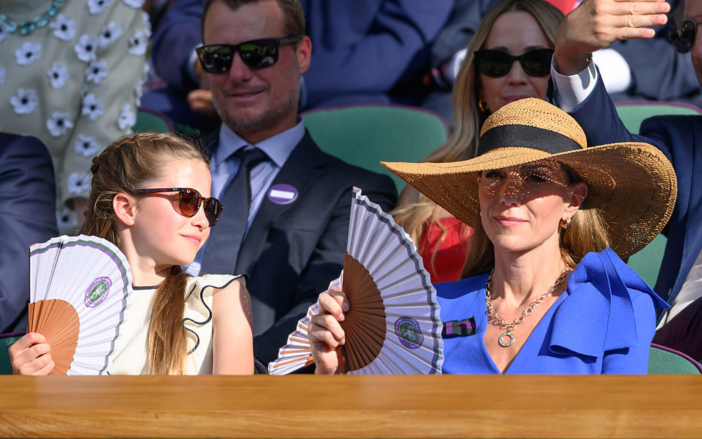 Princesa Charlotte e Kate: óculos escuros, leques e chapéu para suportar o calor
