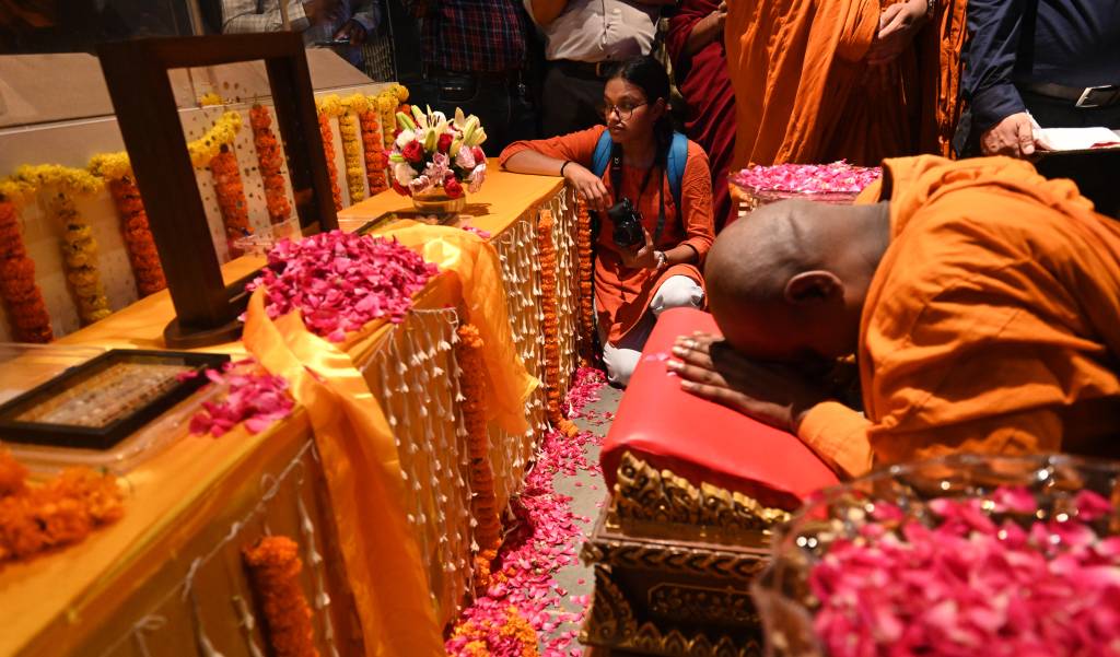 Joias sagradas de Buda são devolvidas à Índia após tentativa de leilão