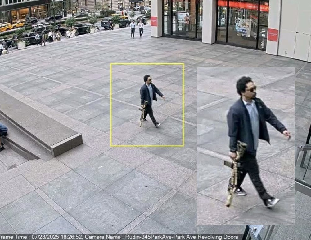 Imagens da câmera de arranha-céu na Park Avenue, em Manhattan, mostra atirador Shane Tamura com um rifle de assalto na mão. -