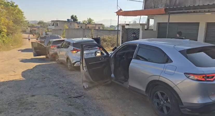 Polícia apreende carros de luxo em base de milícia no Rio