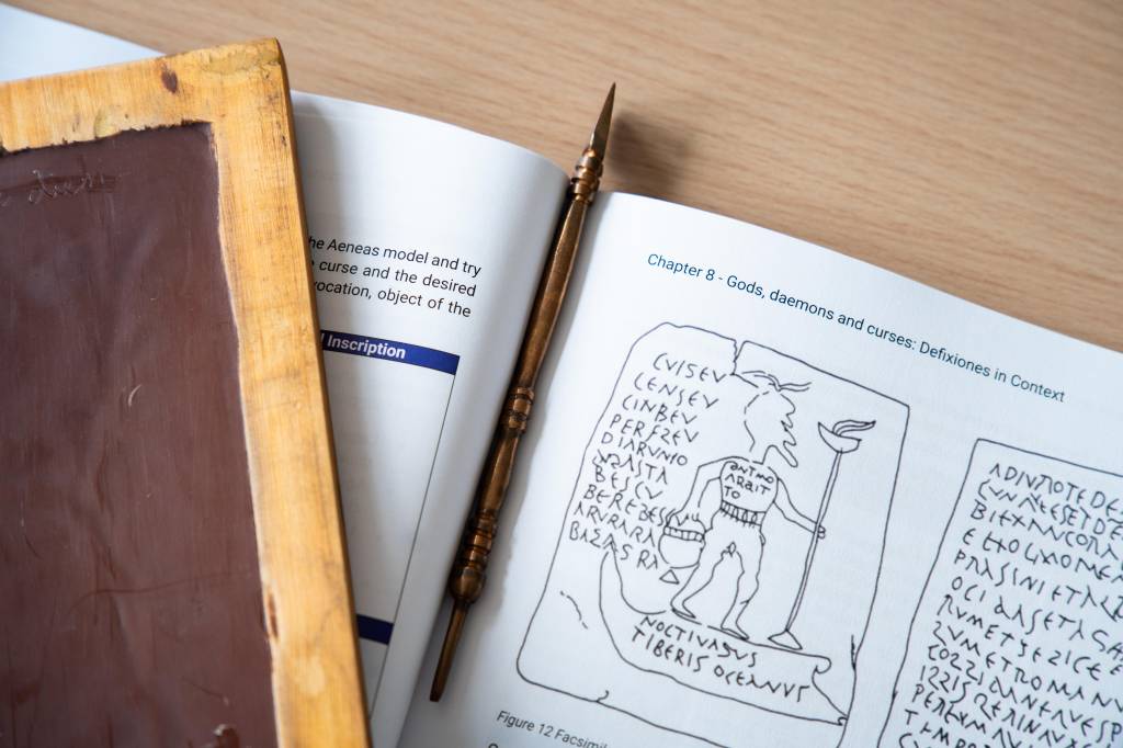 Ferramenta de IA restaura inscrições latinas danificadas e completa trechos