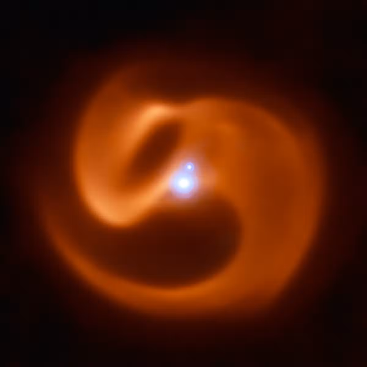 Imagem inédita mostra duas estrelas gigantes formando espiral antes da morte