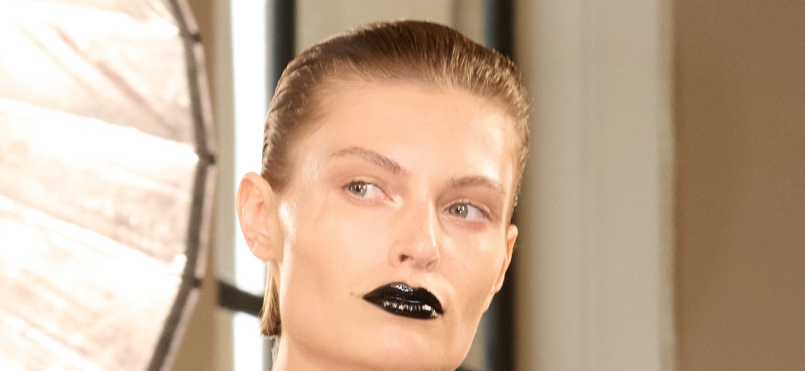 Batom preto da Schiaparelli: desejo de inverno