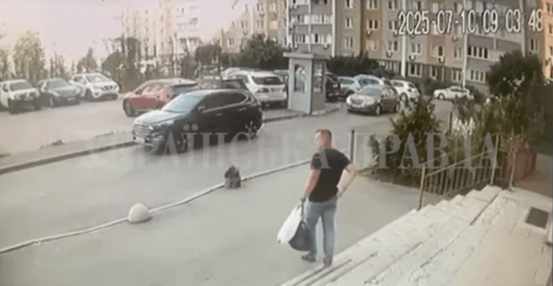Imagens de CCTV mostram Ivan Voronych caminhando em um estacionamento momentos antes do crime