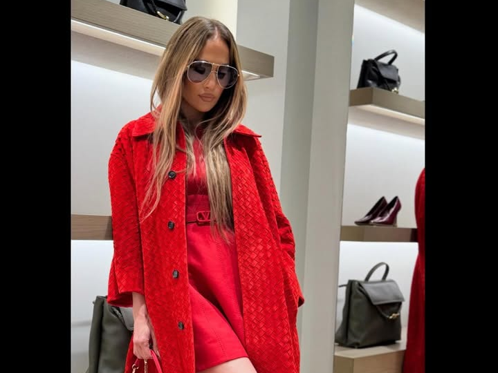 JLo: vermelho Valentino como símbolo de poder