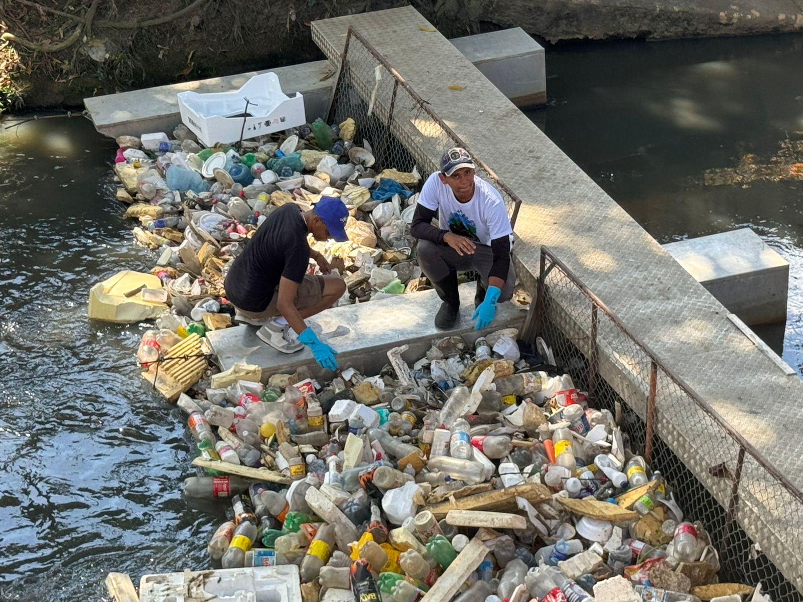 Ecobarreiras em igarapés de Manaus evitam que 900 toneladas de lixo cheguem ao Rio Negro