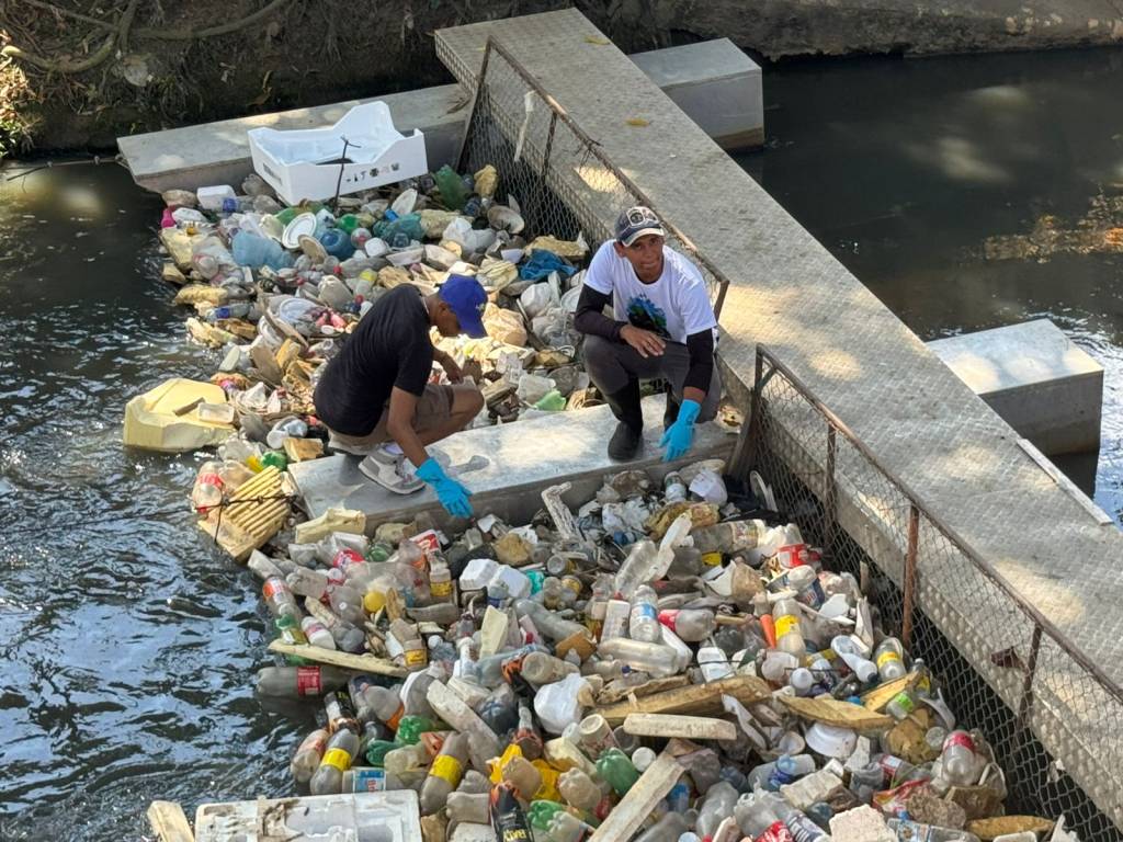 Ecobarreiras em igarapés de Manaus evitam que 900 toneladas de lixo cheguem ao Rio Negro