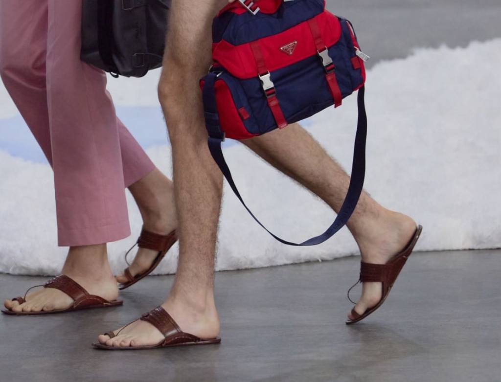 Prada responde após protestos na Semana de Moda de Milão: sandálias