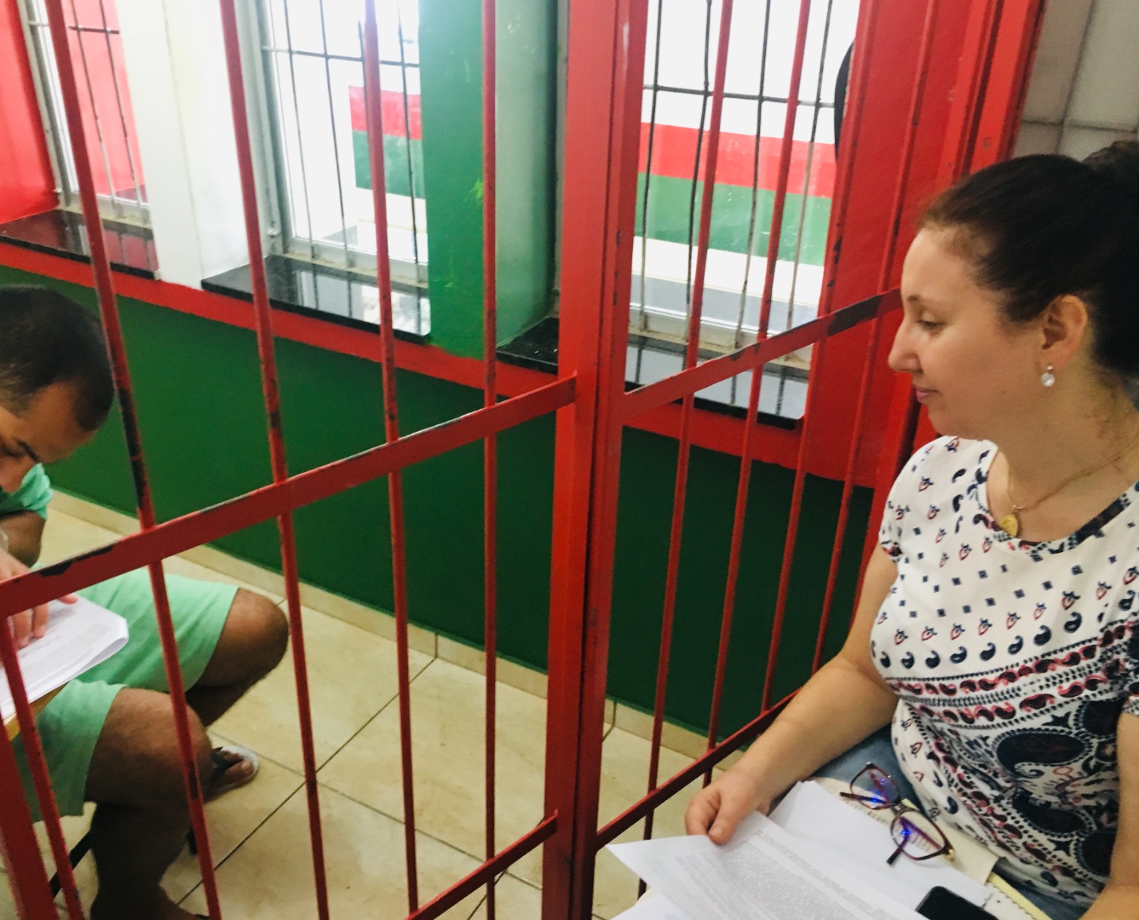 A professora de português Rossaly Beatriz durante entrevista com detento no Presídio de Xanxerê: trabalho de doutorado deu origem ao livro