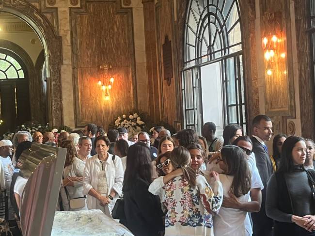 Janja abraça Flor Gil, sobrinha de Preta Gil, no velório da cantora