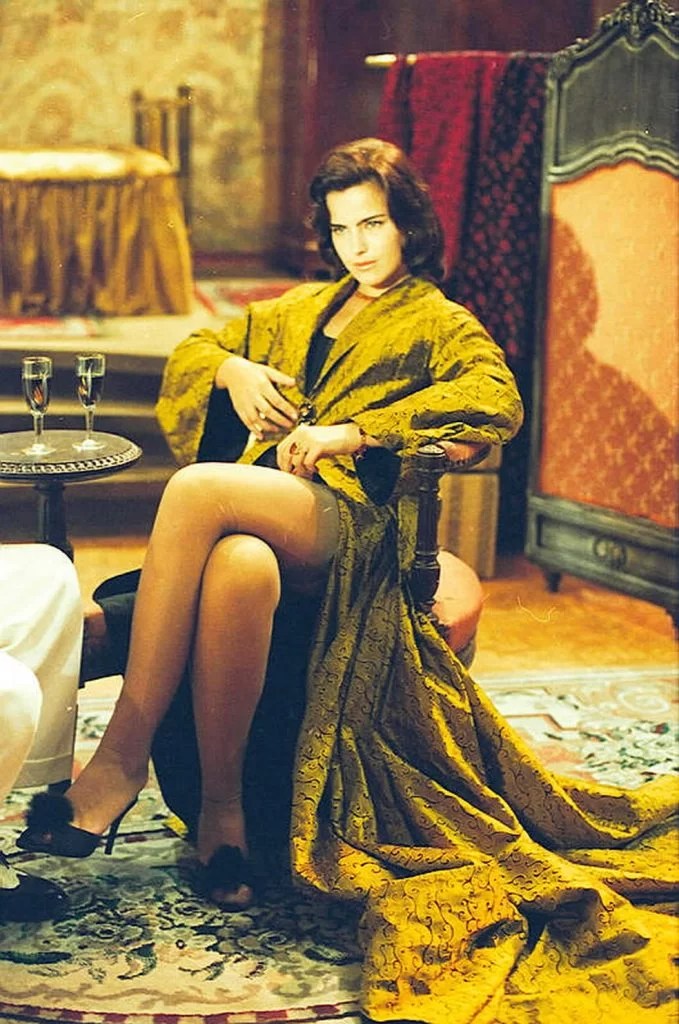 Figurino sexy com perfume retrô