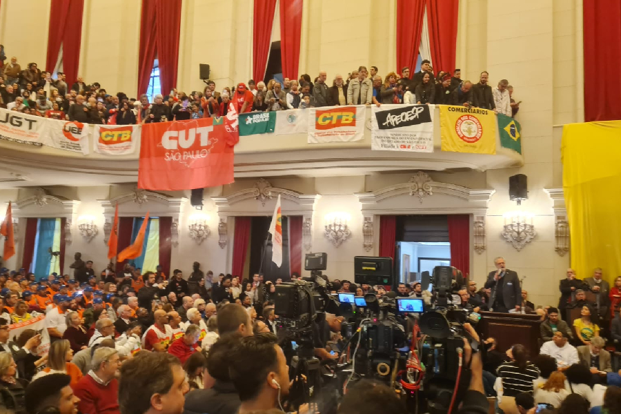 Sob coro de ‘sem anistia’, USP é palco de ato em defesa da soberania