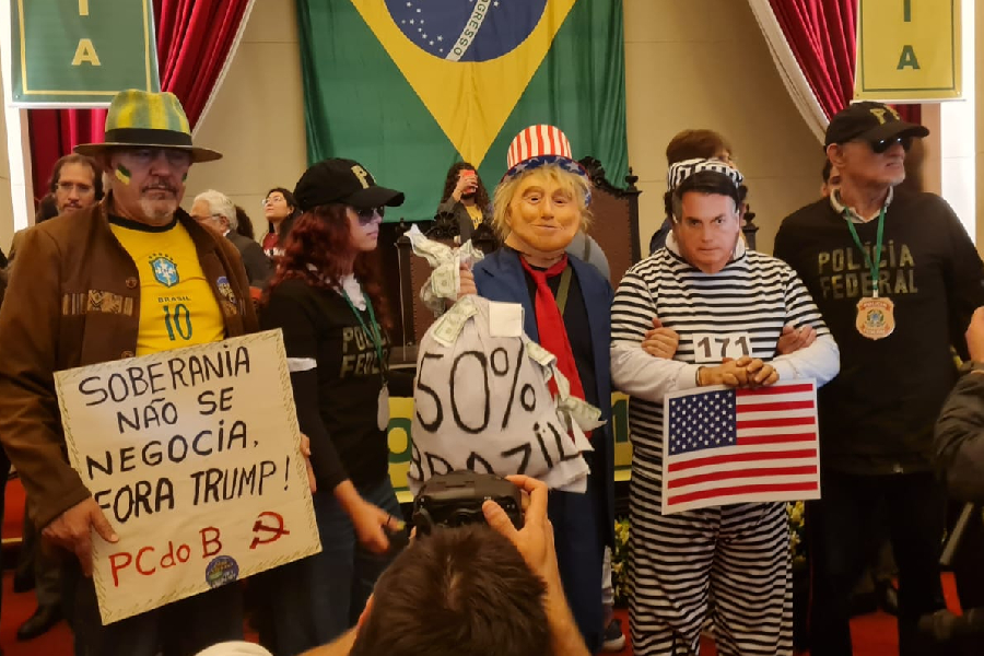 Manifestantes na Faculdade de Direito da USP em ato contra ataques à soberania nacional