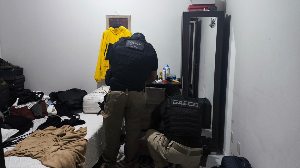 Agentes atuam em mandados de busca e apreensão nesta terça