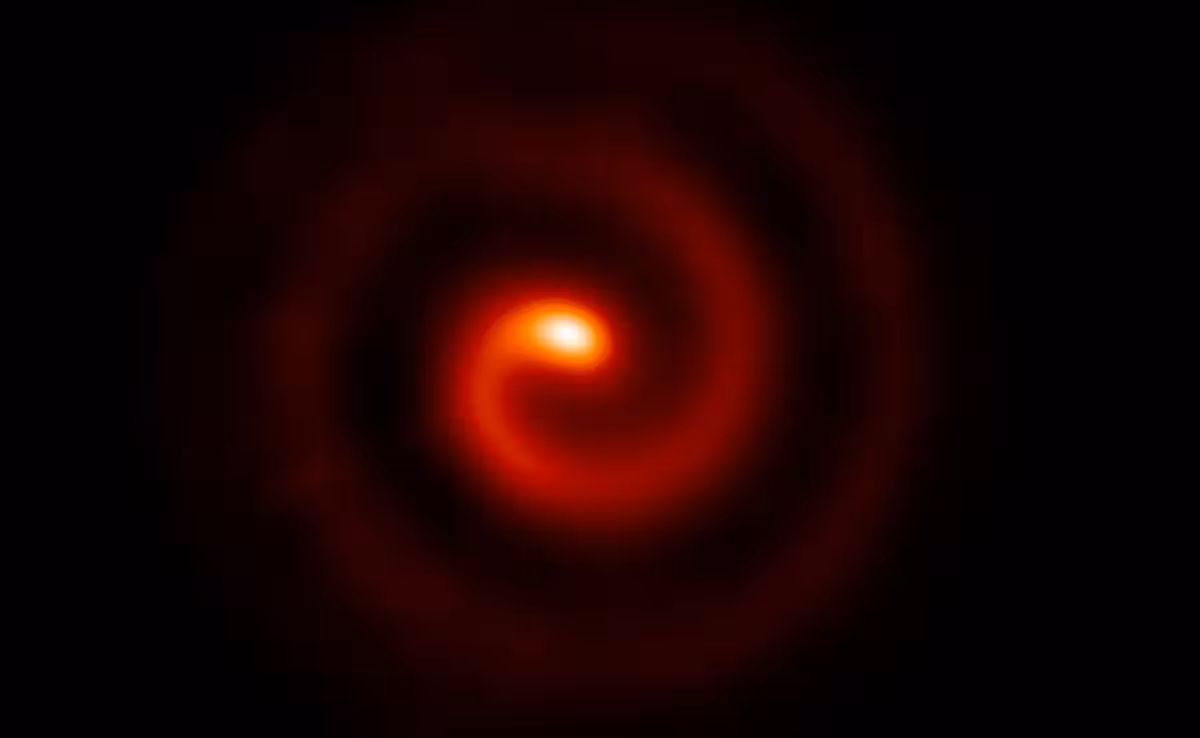 Nebulosa em espiral do sistema triplo de estrelas Wolf-Rayet WR104, registrada por Peter Tuthill.