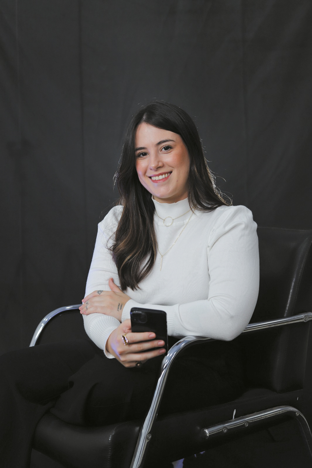 CICLO SEM FIM - Mal ingressou no mercado de trabalho, a arquiteta Ana Vit&oacute;ria Costa, 26 anos, foi engolida pelo ritmo acelerado, que n&atilde;o dava tr&eacute;gua nem nos fins de semana. &ldquo;Como o celular est&aacute; sempre por perto, fico ansiosa para responder &agrave;s mensagens imediatamente&rdquo;, conta ela, que est&aacute; aprendendo a se impor freios.