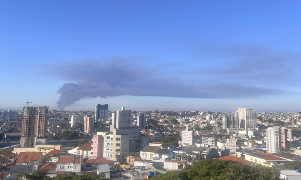 Incêndio atinge indústria de embalagens em Guarulhos