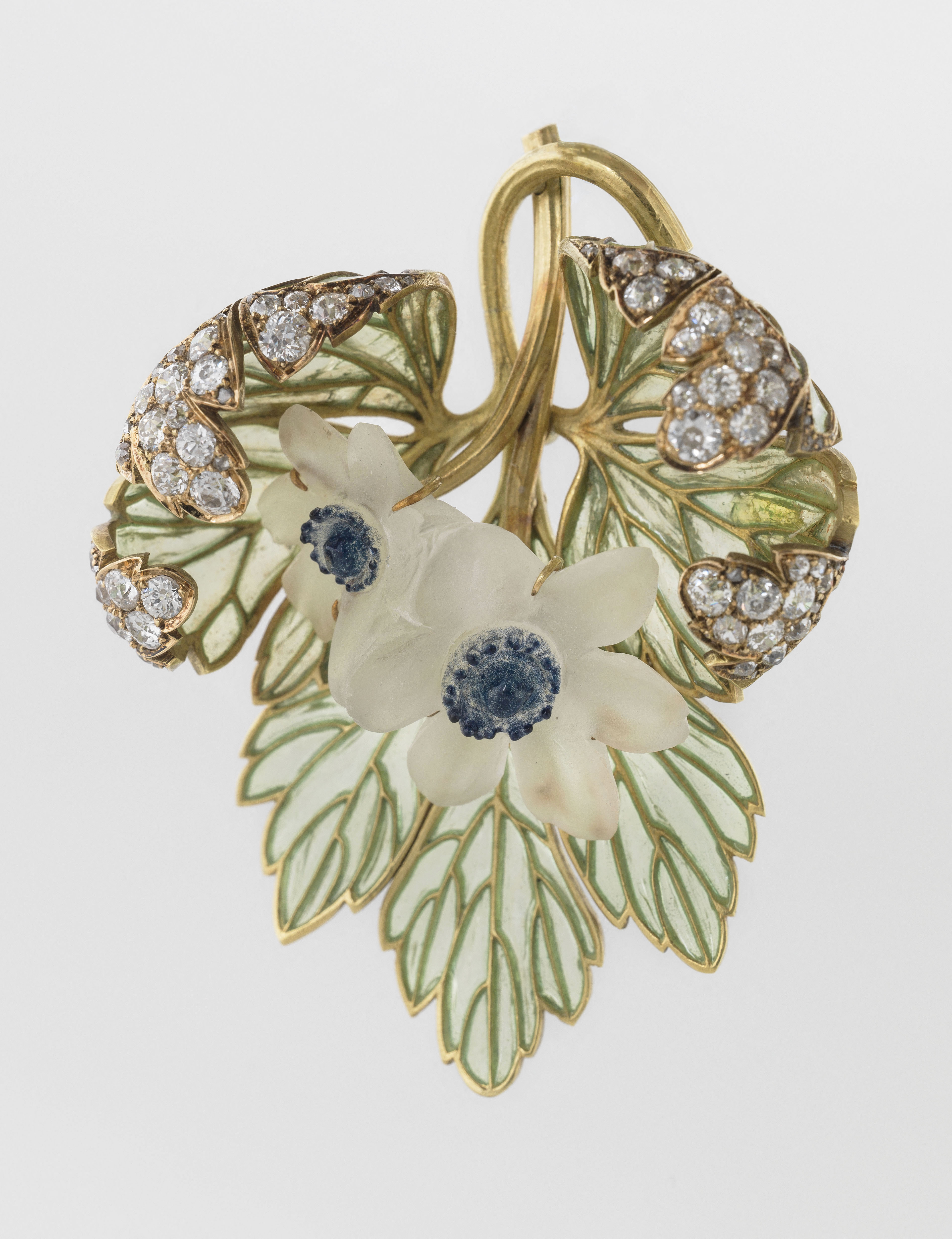 René Lalique (1860-1945), Pingente ‘anémona-dos-bosques’, circa 1900, ouro, diamantes, esmalte e pasta de vidro.