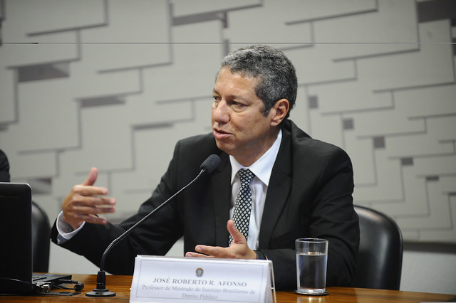 Brasil cobra muito imposto e cobra mal, diz ‘pai’ da Lei de Responsabilidade Fiscal