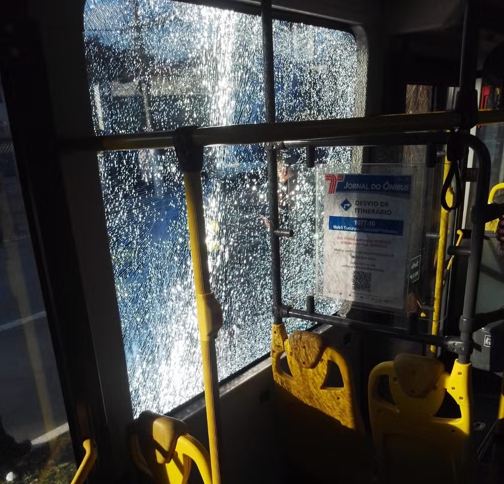 Vândalos dos ônibus atacam veículo escolar