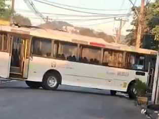 Criminosos usam ônibus como barricada durante operação no Rio; veja o vídeo