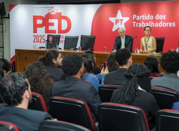 O senador Humberto Costa, presidente interino do PT, durante encontro no Diretório Nacional