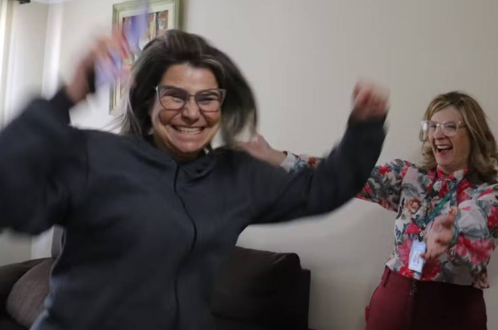 Zeladora no Paraná ignora ligações e quase perde 100 mil reais