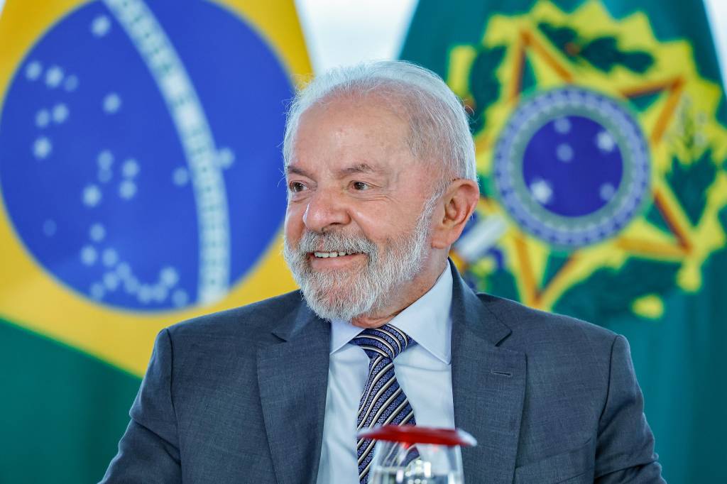 Lula assina MP com R$ 30 bi para setores atingidos pelo tarifaço