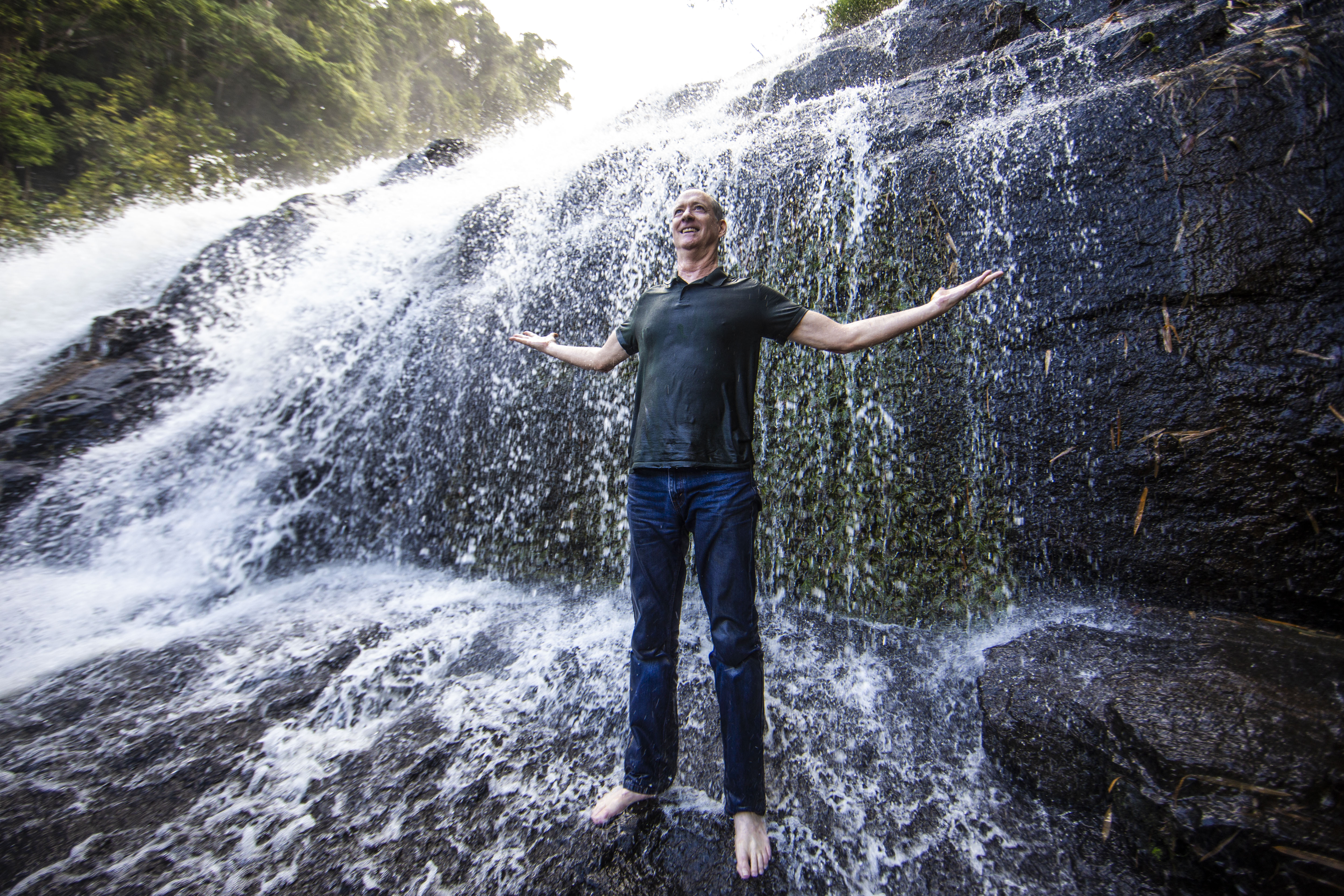 Kevin Flesher, diretor da Reserva Ecológica Michelin, observa a Cachoeira da Pancada Grande, um dos principais atrativos naturais da área protegida no sul da Bahia