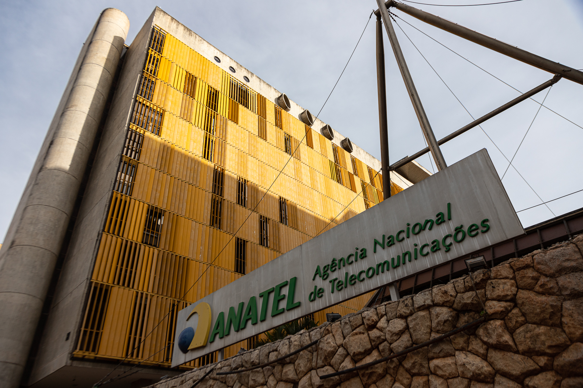 Anatel corre para negar serviço que ainda não existe no Brasil