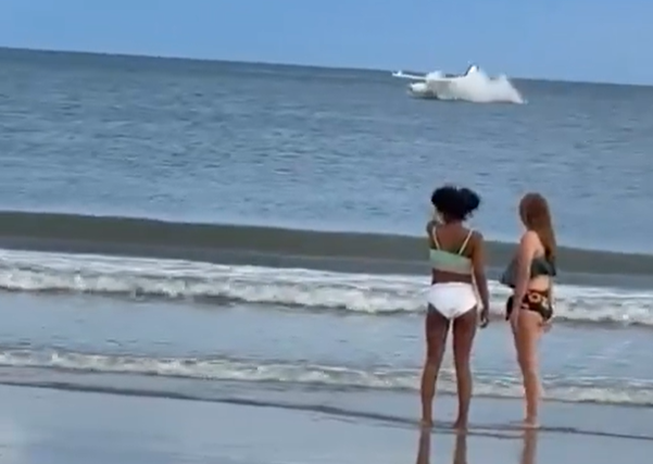 Piloto é resgatado após pouso forçado no mar de praia dos EUA; veja vídeo