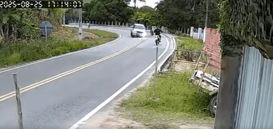 VÍDEO: Motociclista escapa de ser atingido por pneu que se soltou de carro