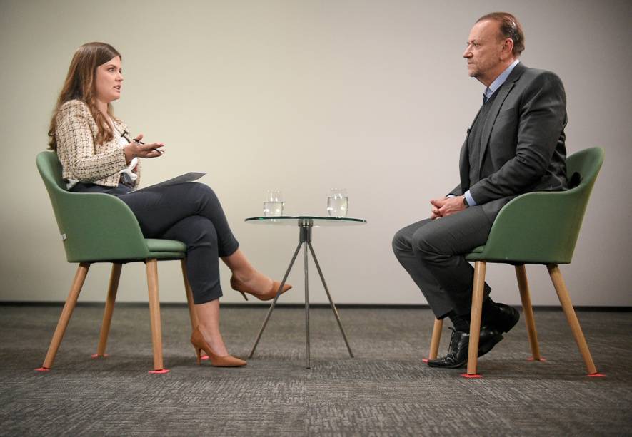 A jornalista Laisa Dall'Angol e o presidente do PT, Edinho Silva, no programa "Amarelas On Air", de Veja. A jornalista Laisa Dall'Angol e o presidente do PT, Edinho Silva, no programa "Amarelas On Air", de Veja.