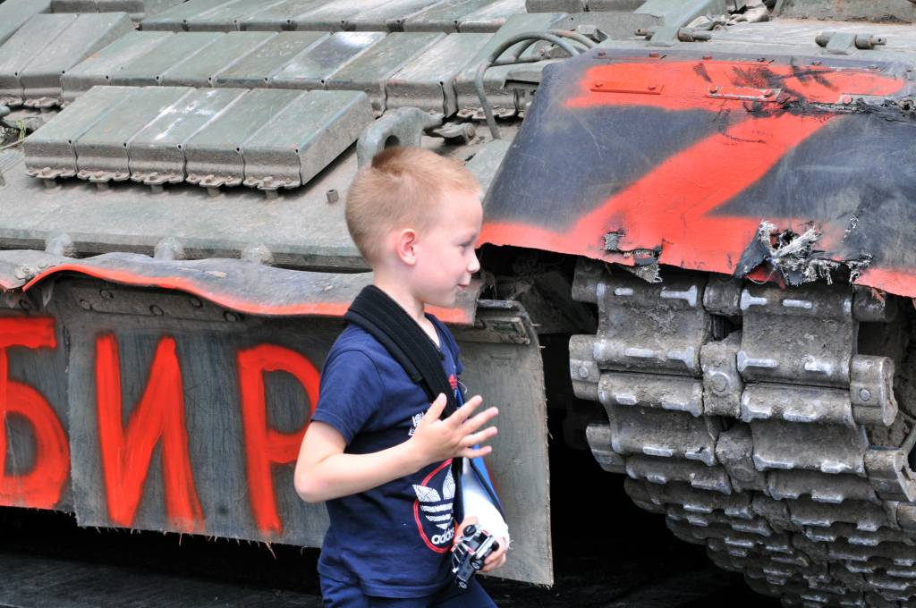 Crianças participam de treinamento militar na Rússia: ‘Jogamos granadas de mão’