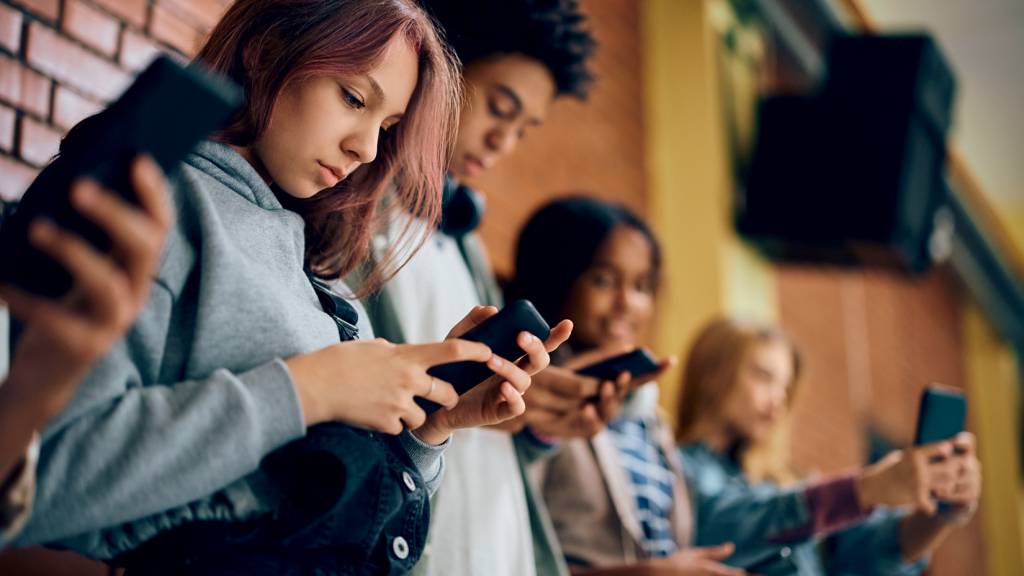 Big techs começam a proibir menores nas redes da Austrália