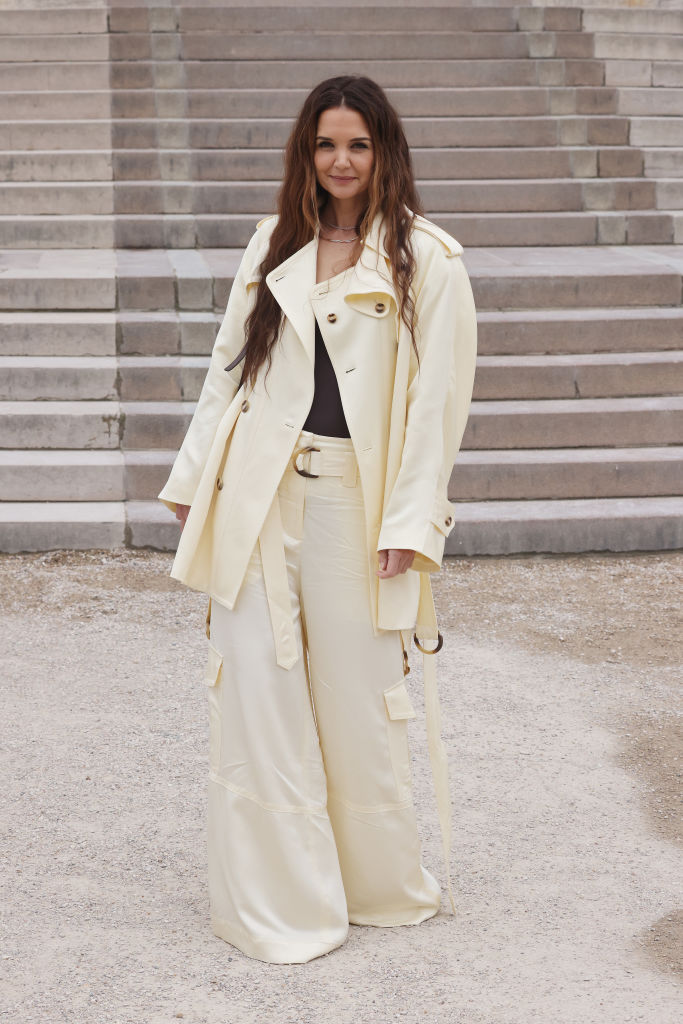 Katie Holmes no desfile da Zimmermann, em Paris: elegância discreta, mas solar do amarelo manteiga