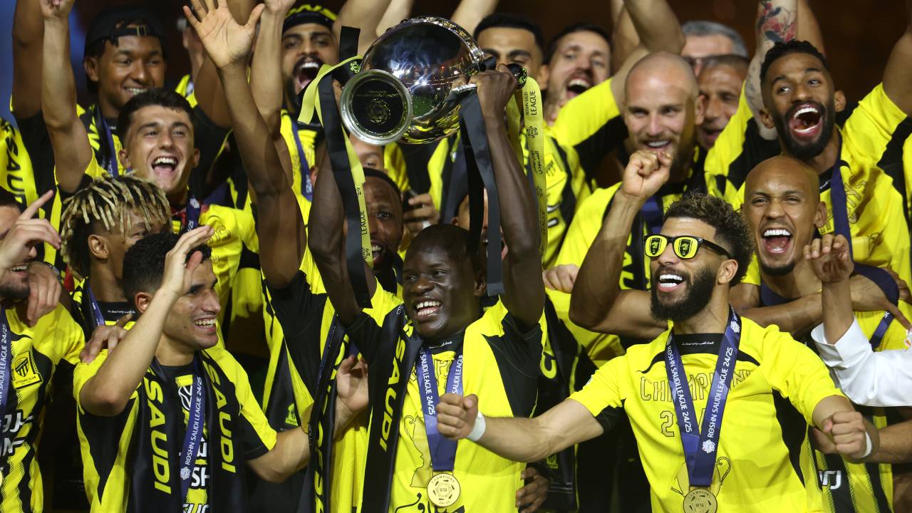 JEDDAH, SAUDI ARABIA - MAY 26: N'Golo Kante of Al-Ittihad lifts the Saudi Pro League trophy with teammates following the team's victory in the Saudi Pro League match between Al Ittihad and Damac FC at Alinma Stadium on May 26, 2025 in Jeddah, Saudi Arabia. (Photo by Yasser Bakhsh/Getty Images)