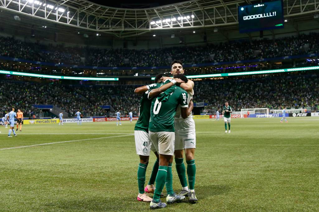 SAO PAULO, BRAZIL - MAY 28: José Manuel López of Palmeiras celebrates with teammates after scoring the second goal of his team during the Copa CONMEBOL Libertadores 2025 Group G match between Palmeiras and Sporting Cristal at Allianz Parque on May 28, 2025 in Sao Paulo, Brazil. (Photo by Miguel Schincariol/Getty Images)