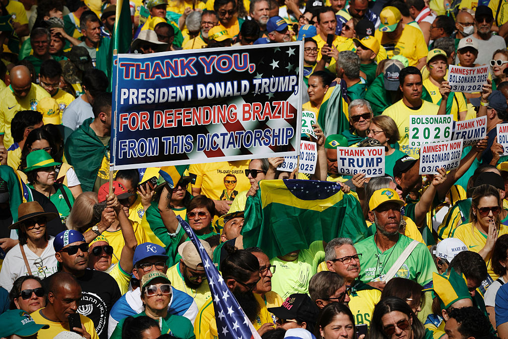 Defensores do ex-presidente Jair Bolsonaro levaram placas com mensagens de apoio a Donald Trump