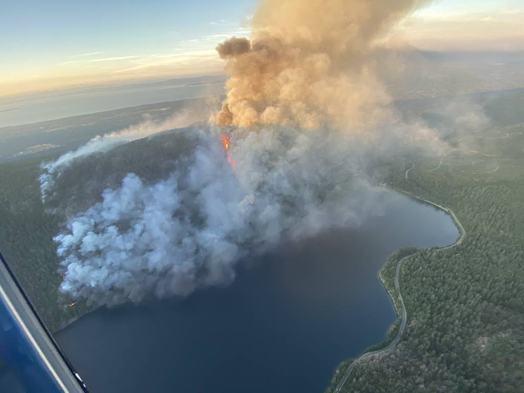 Fumaça de incêndios florestais nos EUA e Canadá atinge milhões de pessoas; veja vídeos