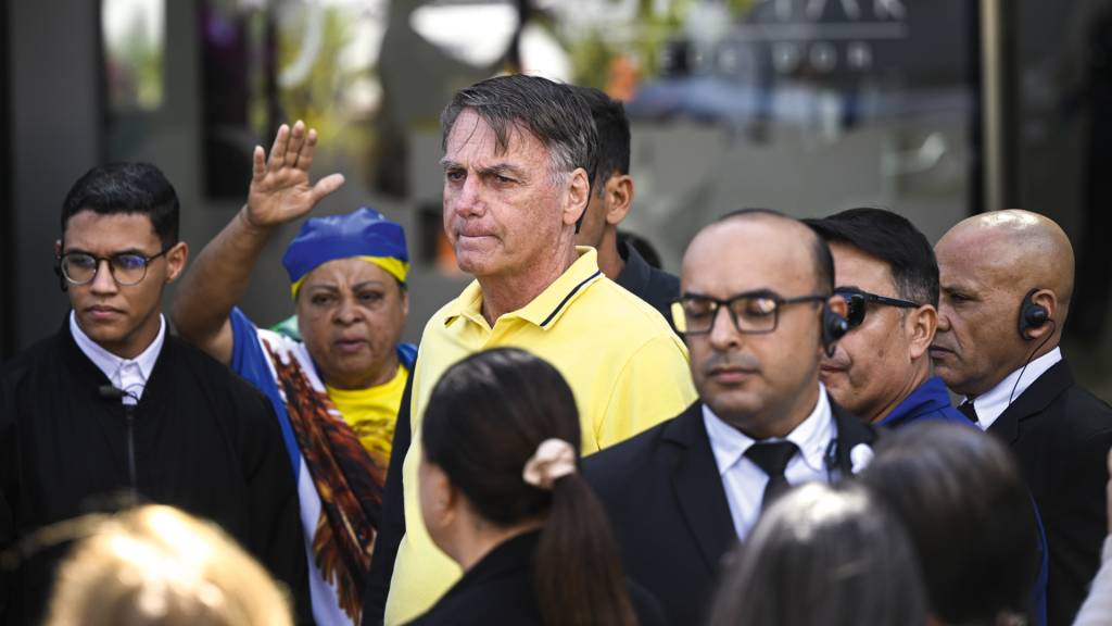 GettyImages-2229659478.jpg SITUAÇÃO DIFÍCIL - Bolsonaro, em hospital: inelegível, em prisão domiciliar e à espera de sentença
