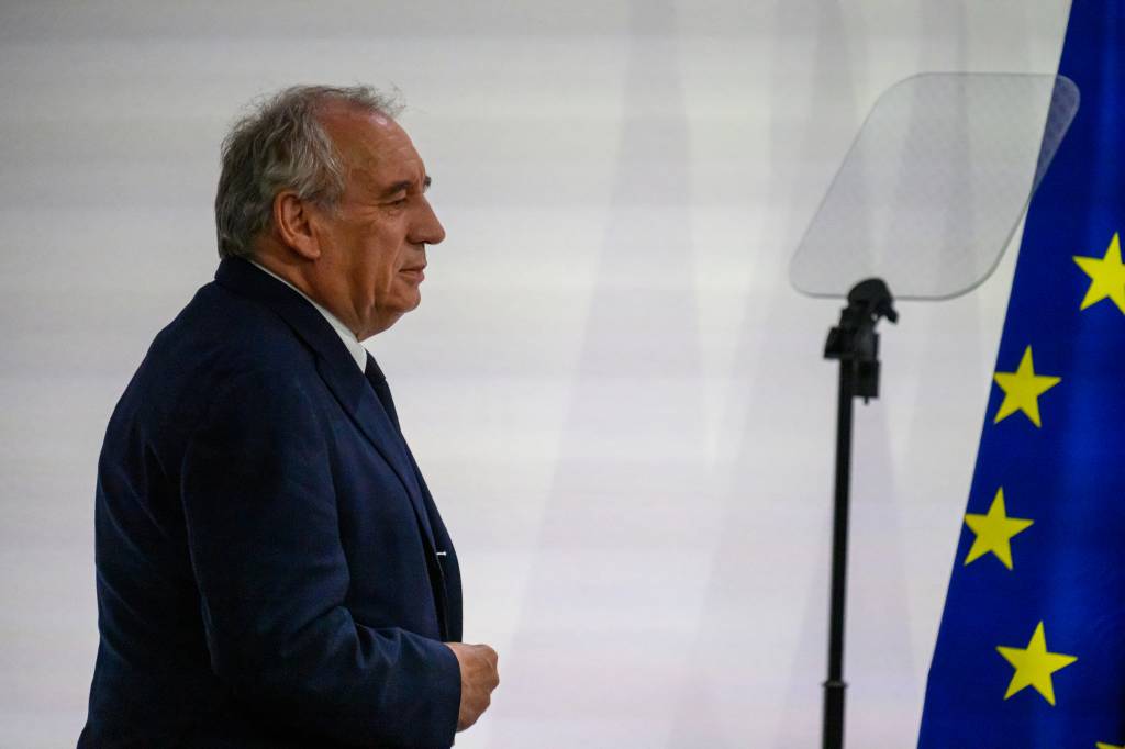 Parlamento derruba primeiro-ministro da França com voto de não confiança