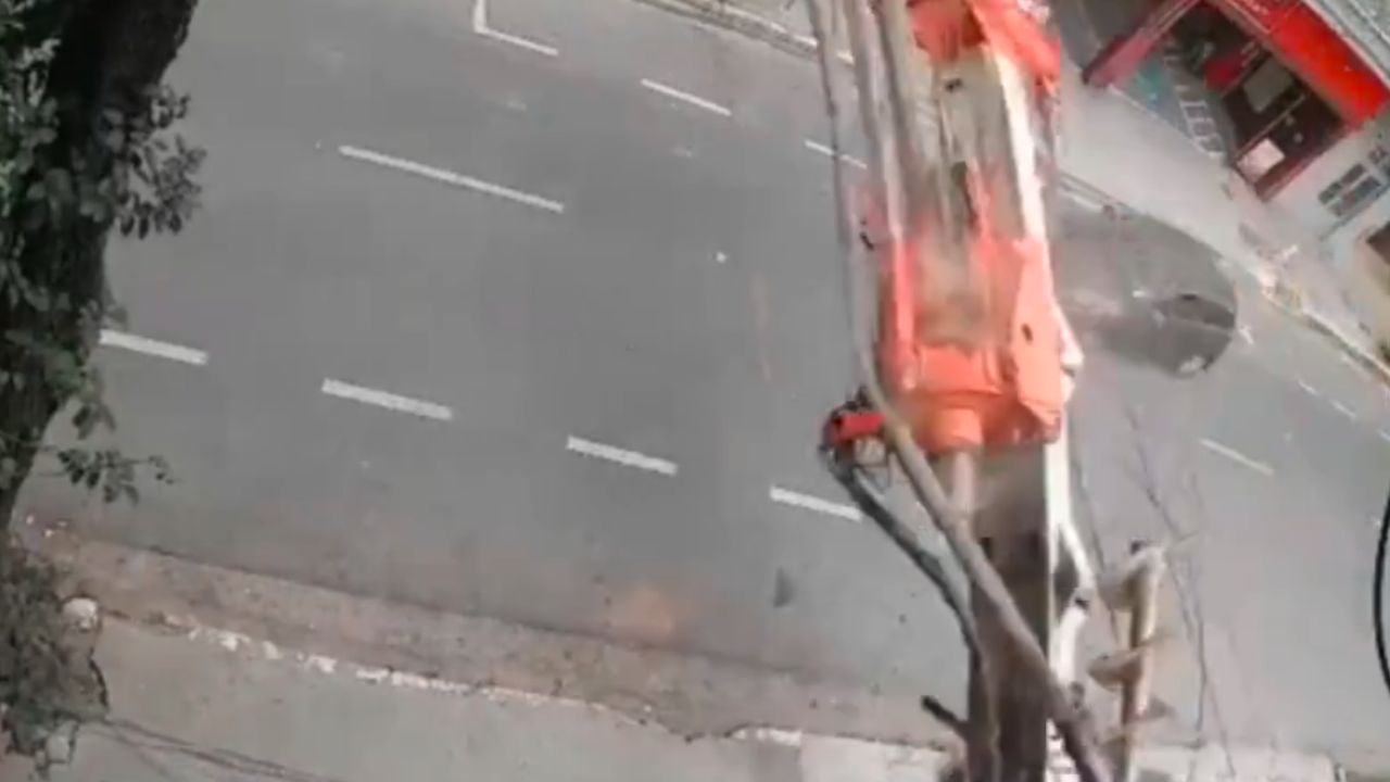 Guindaste de obra cai em rua do Centro de SP