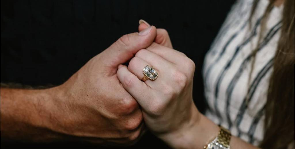 Novo luxo vintage: por que falar tanto do anel de noivado de Taylor Swift?