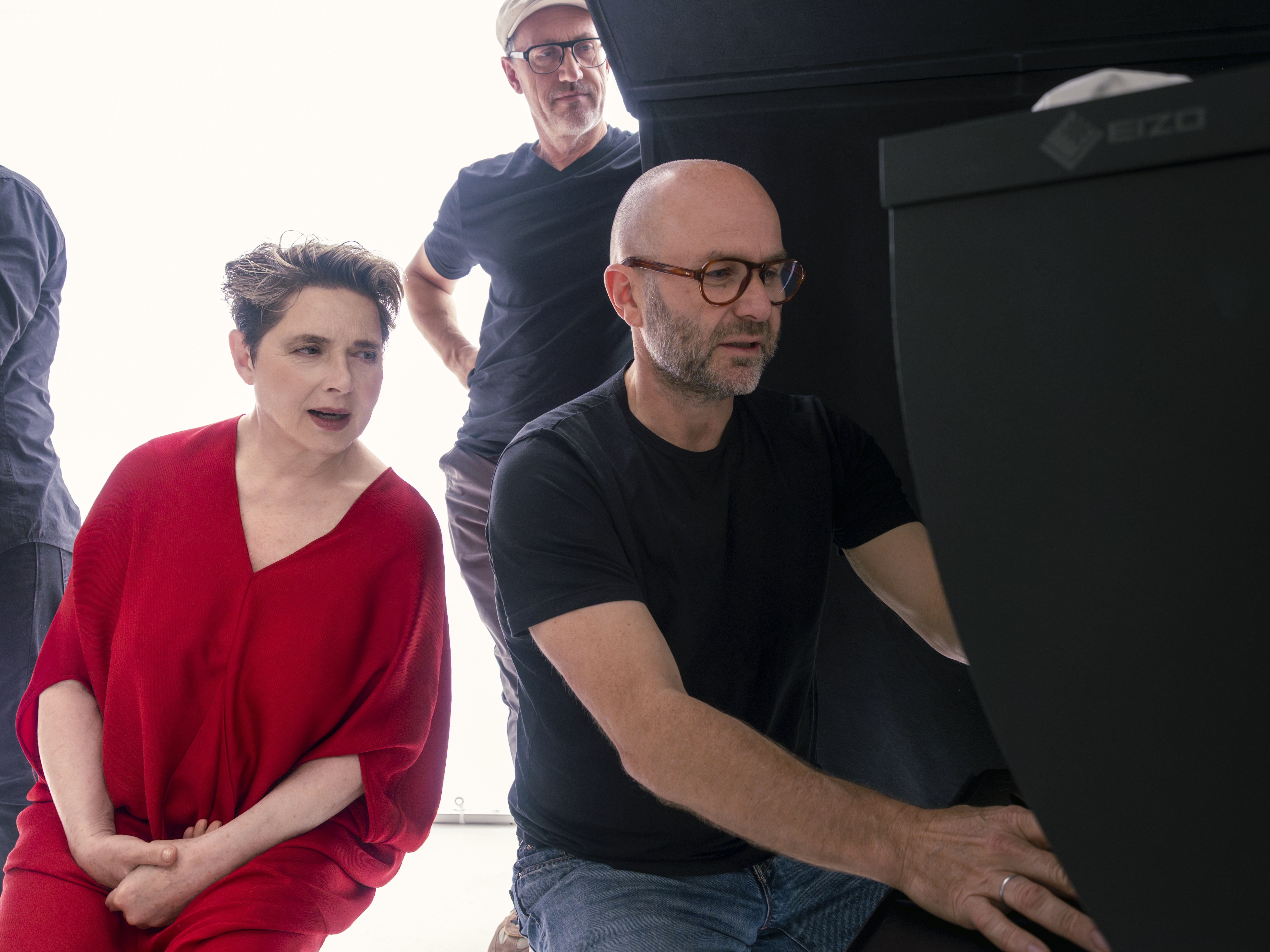Isabella Rossellini e o fotógrafo Sølve Sundsbo nos bastidores do Calendário Pirelli 2026