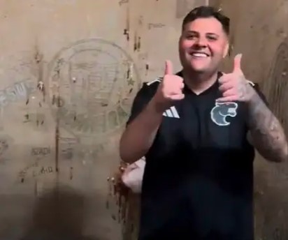 Influencer acusado de esquema com bets, Maumau ZK grava vídeo na cela