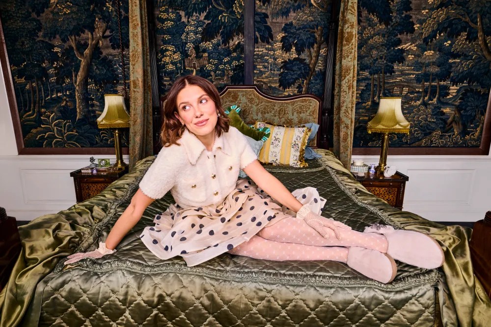 Fim dos chinelos feios? Crocs surfa na onda dos Labubus e coloca Millie Bobby Brown como embaixadora