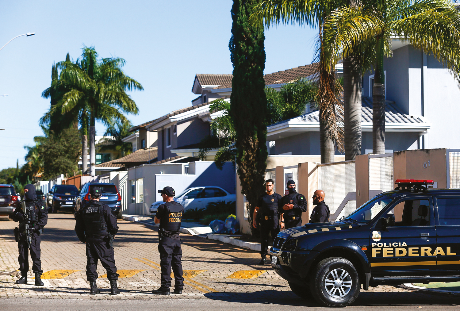 POUCO TEMPO&ensp;- PF na casa de Bolsonaro, em Bras&iacute;lia: defesa alega prazo curto para analisar volume de provas coletadas