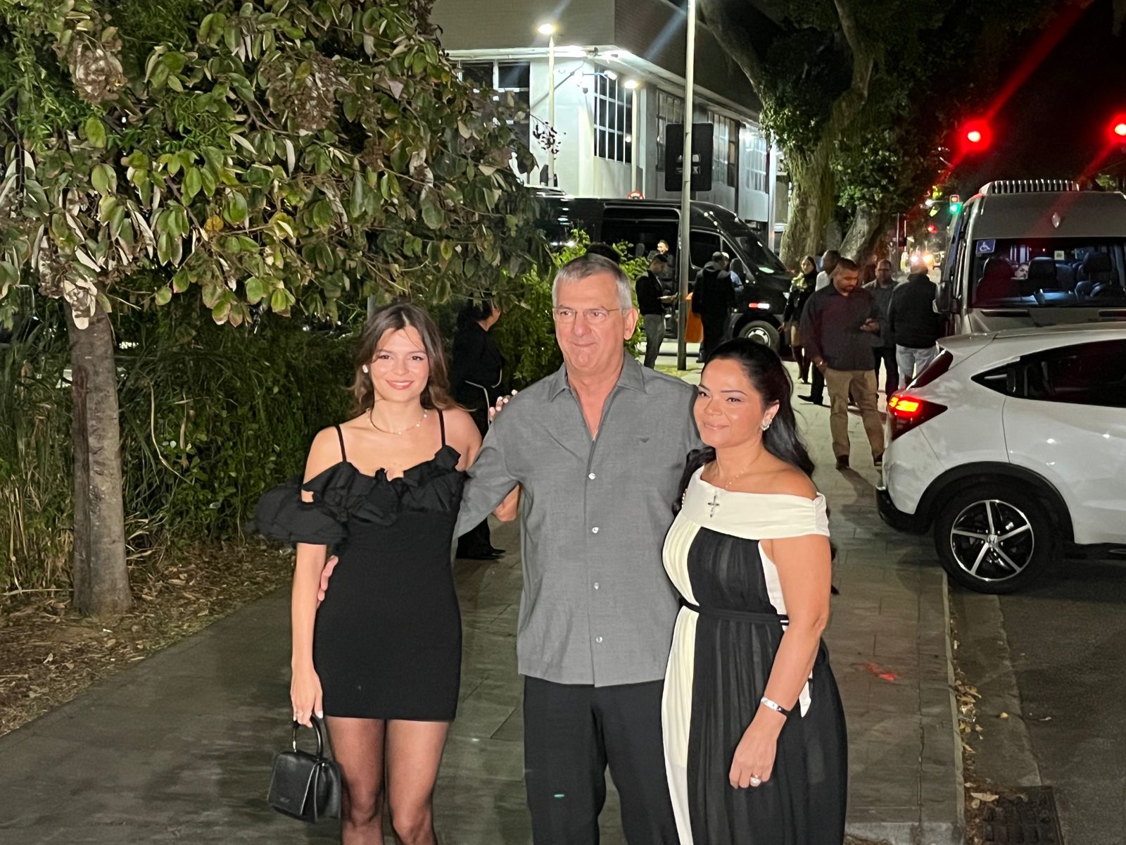 Família de Bruna Marquezine chegando na festa da atriz, no Rio