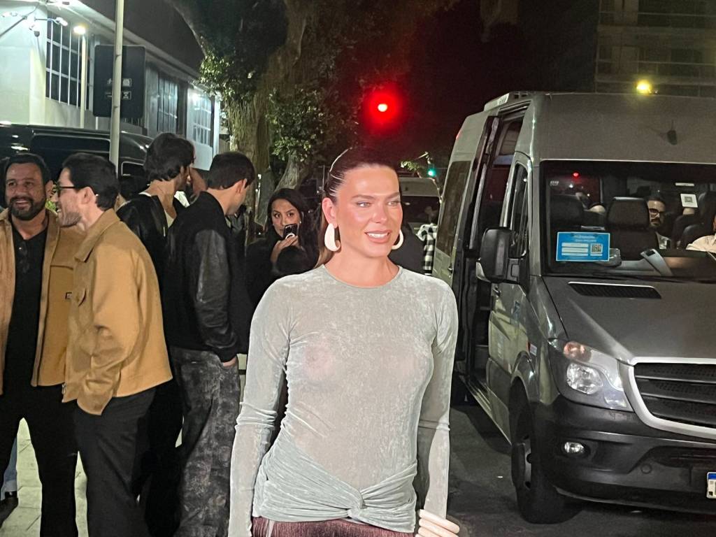 Sem frio: O look ousado de Mariana Goldfarb em festa de Bruna Marquezine